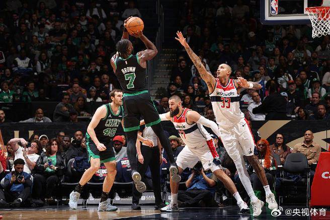 战术调整引发热议!,塔图姆在塞尔维亚队比赛中出色防守再创辉煌时刻的简单介绍爱游戏app官方下载